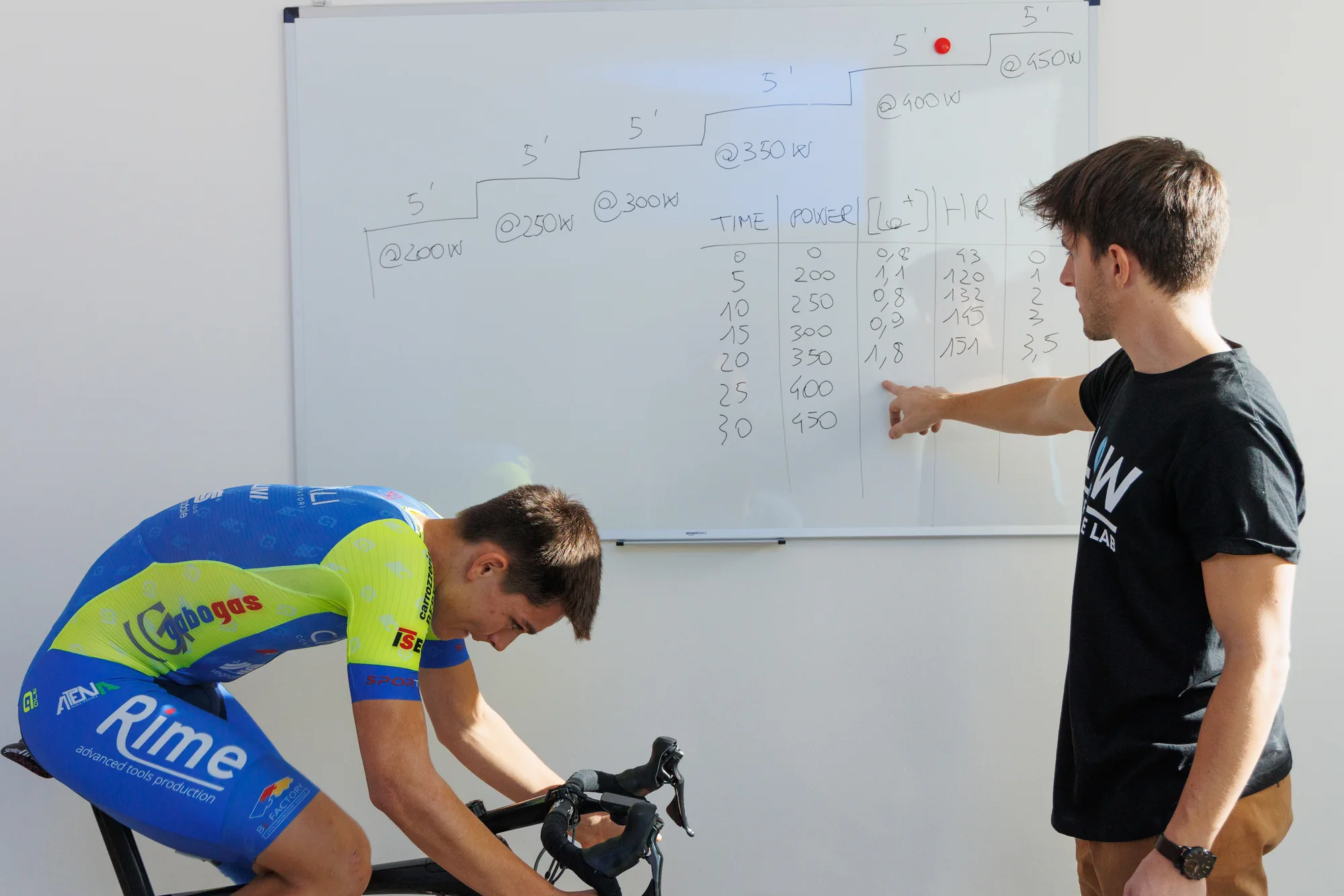 Stefano Nardelli durante il lavoro con un atleta